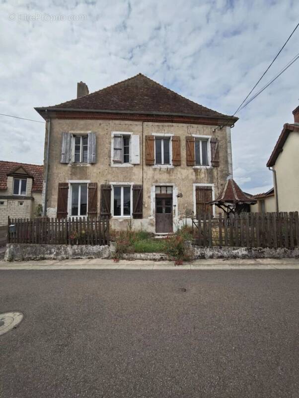 Maison à CERCY-LA-TOUR