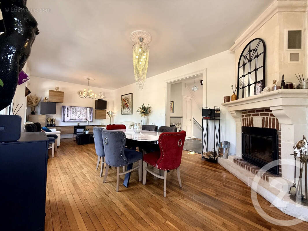 Maison 164 m² à Saint-Quentin  - photo 2