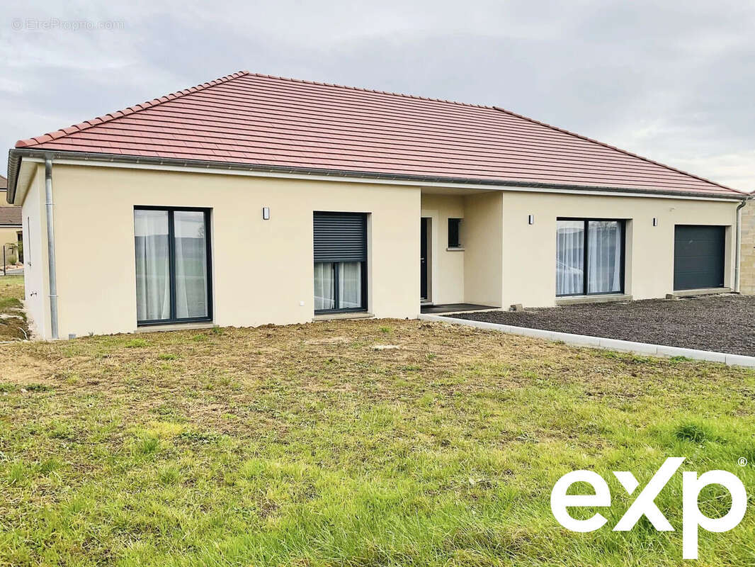 façade coté rue  - Maison à MONTGUEUX