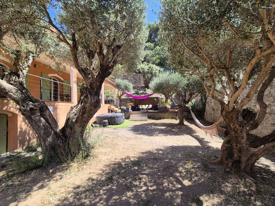 Maison à LE REVEST-LES-EAUX