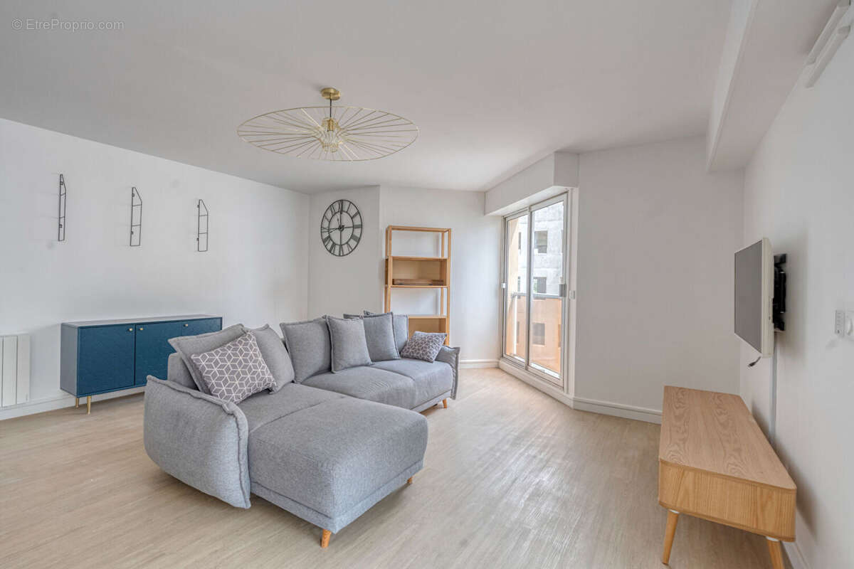 Grand 3 pièces de 72 m²  avec 42 m² de séjour , loggia, cave et Parking inclus ! - photo 2