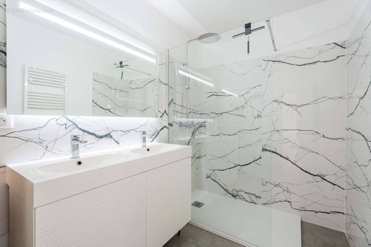 Appartement à PEYNIER