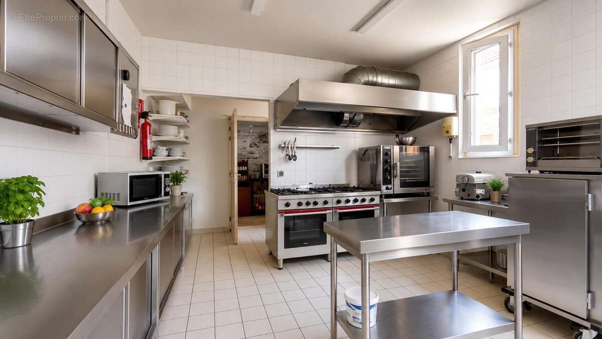 Commerce 376 m² à Saint-Martin-La-Garenne  - photo 9