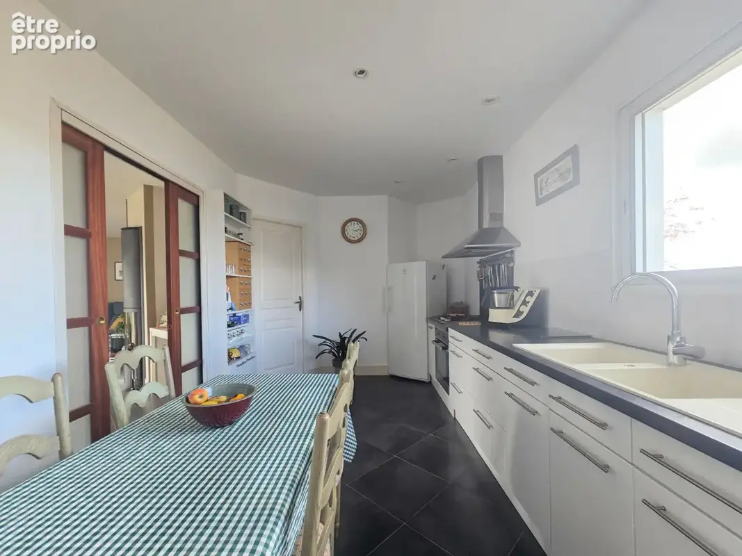 Maison d'architecte à vendre à Chemillé avec terrain et dépendances - photo 6