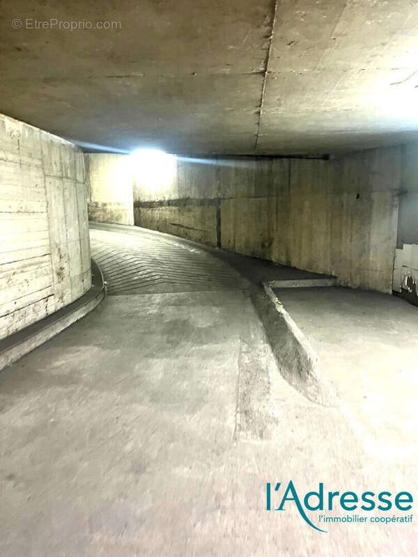 Parking à PARIS-11E