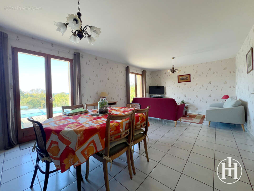 Maison à AINAY-LE-CHATEAU