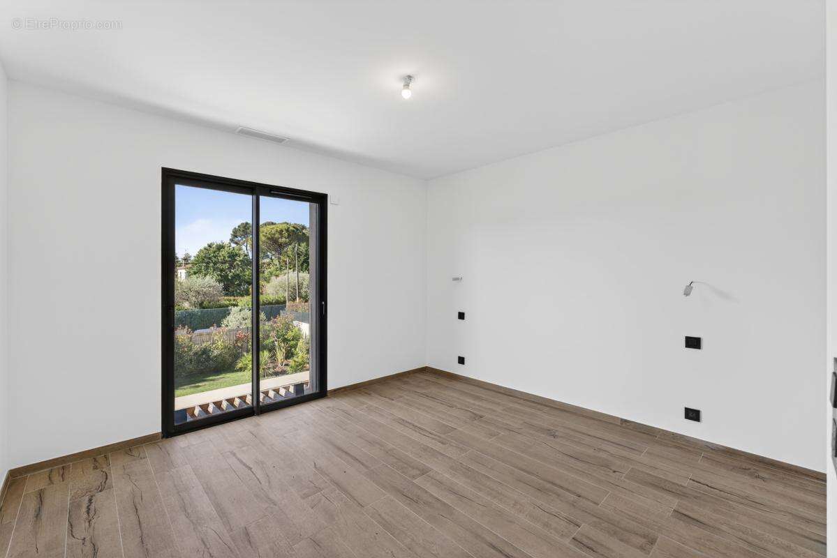 MOUGINS INTERNATIONAL : Villa Neuve avec Ascenseur en Domaine Privé - photo 13