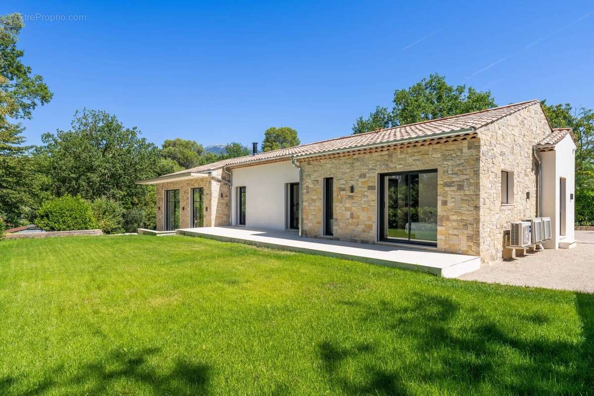 Maison à ROQUEFORT-LES-PINS
