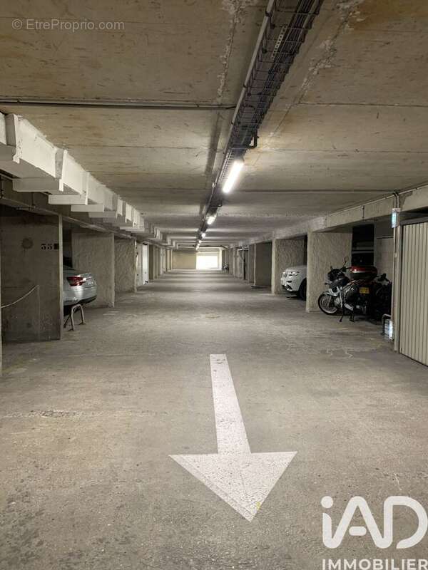 Photo 2 - Parking à PARIS-20E