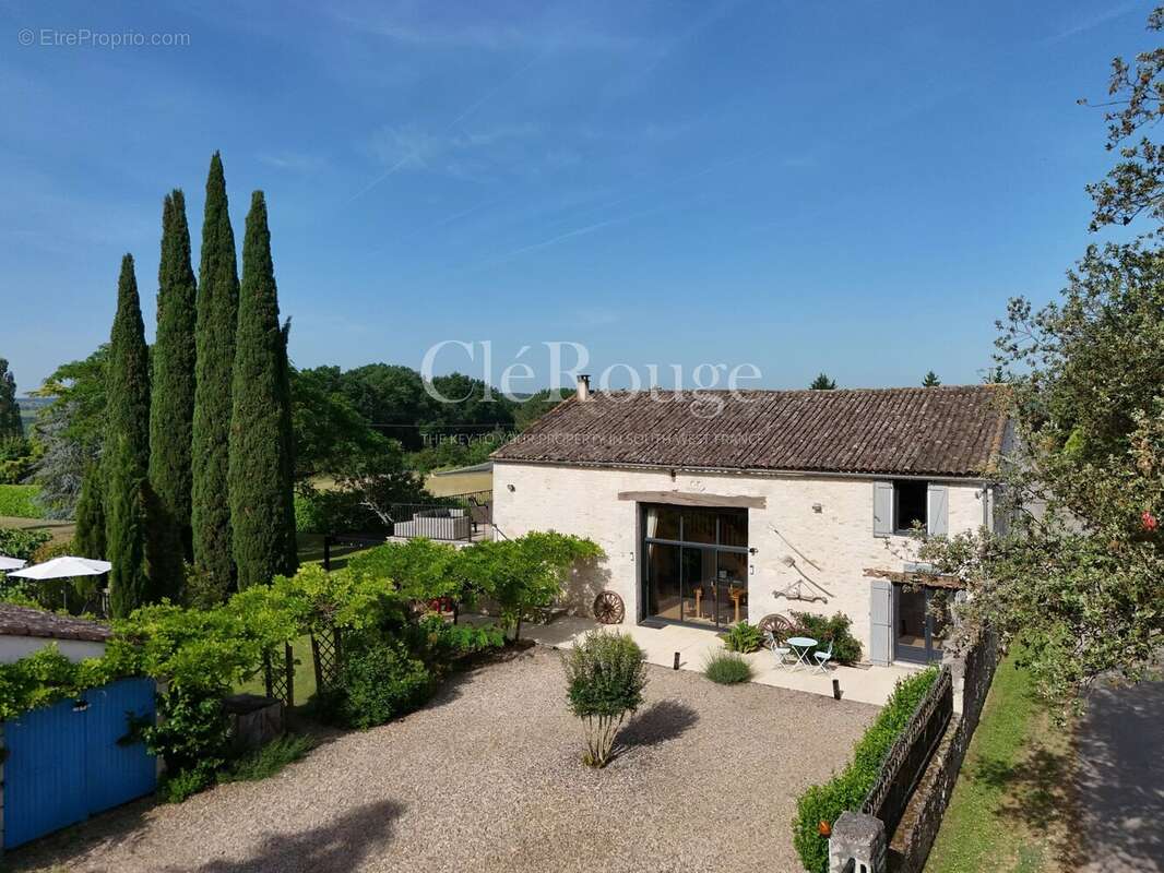Maison en pierre avec piscine et vue sur les vignobles dans un cadre champêtre paisible - photo 2