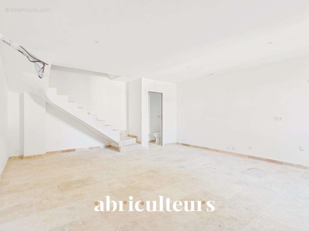 Maison de village rénovée, toutes commodités à pied en vente à Lambesc (13410) - photo 2