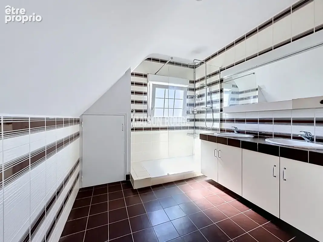 Maison familiale lumineuse avec vie de plain-pied, grand terrain et sous-sol complet - SAINT RIEUL - photo 11