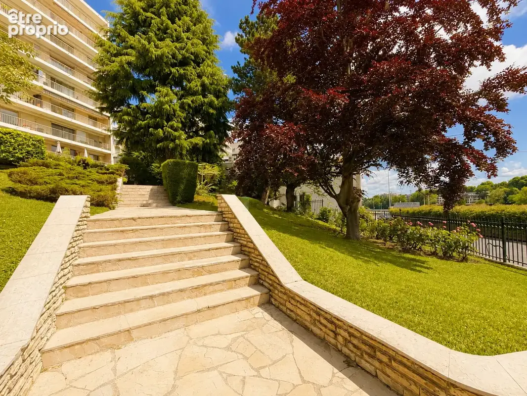 Bécon   Beau 3 pièces avec balcon, vue dégagée, parking et cave - photo 13