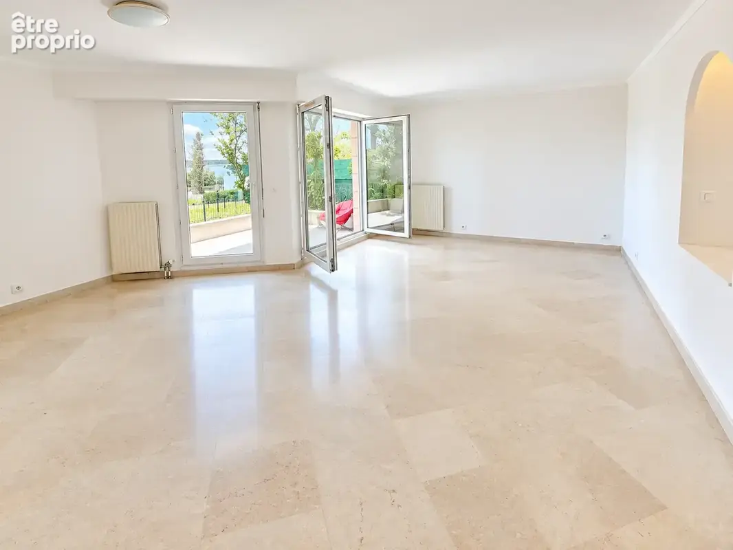 RARE : 3 pièces en front de lac avec terrasse et jardinet. - photo 2