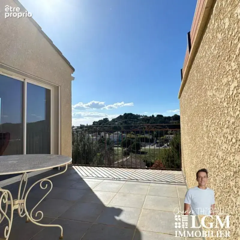 Maison lumineuse avec vue dégagée – 3 chambres, double garage et espace indépendant - photo 2