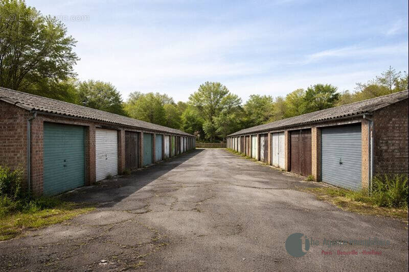 Photo non contractuelle générée avec l'IA - Parking à HONFLEUR