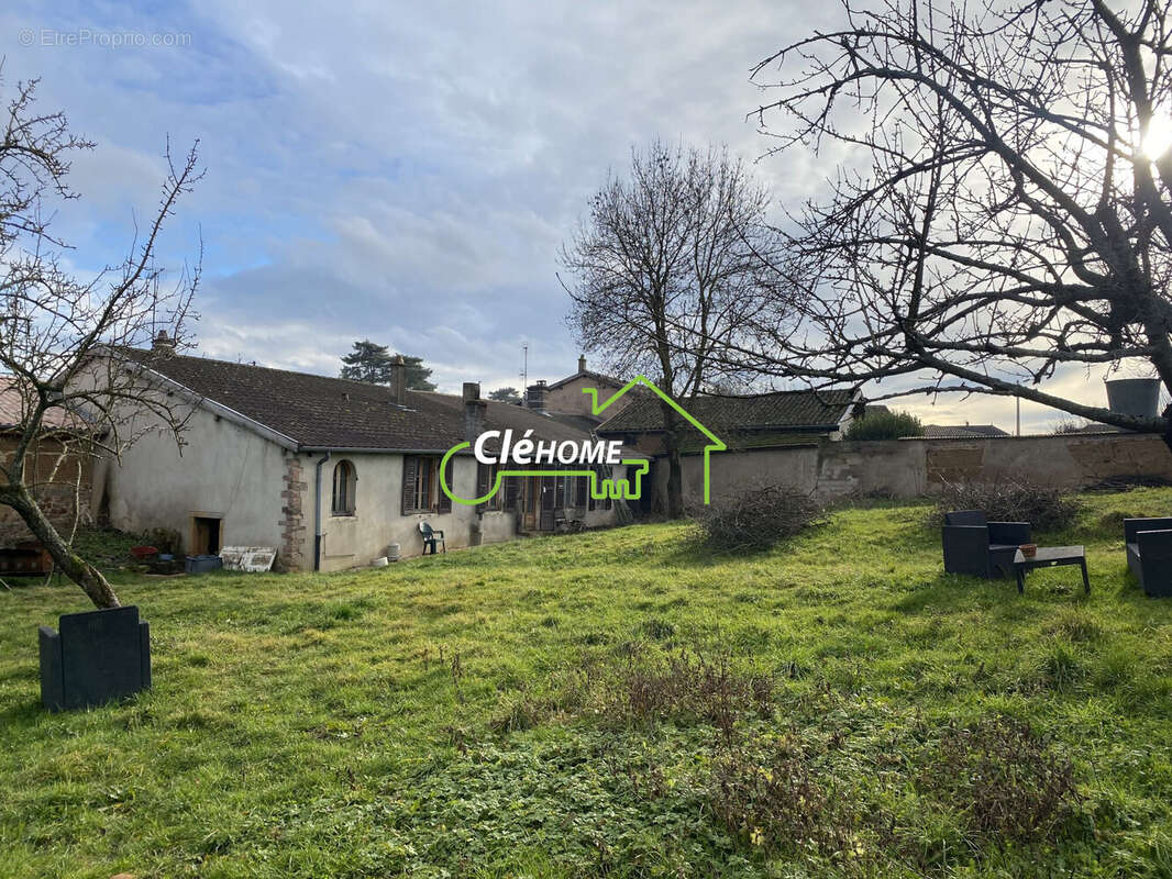 Maison à ROMANECHE-THORINS