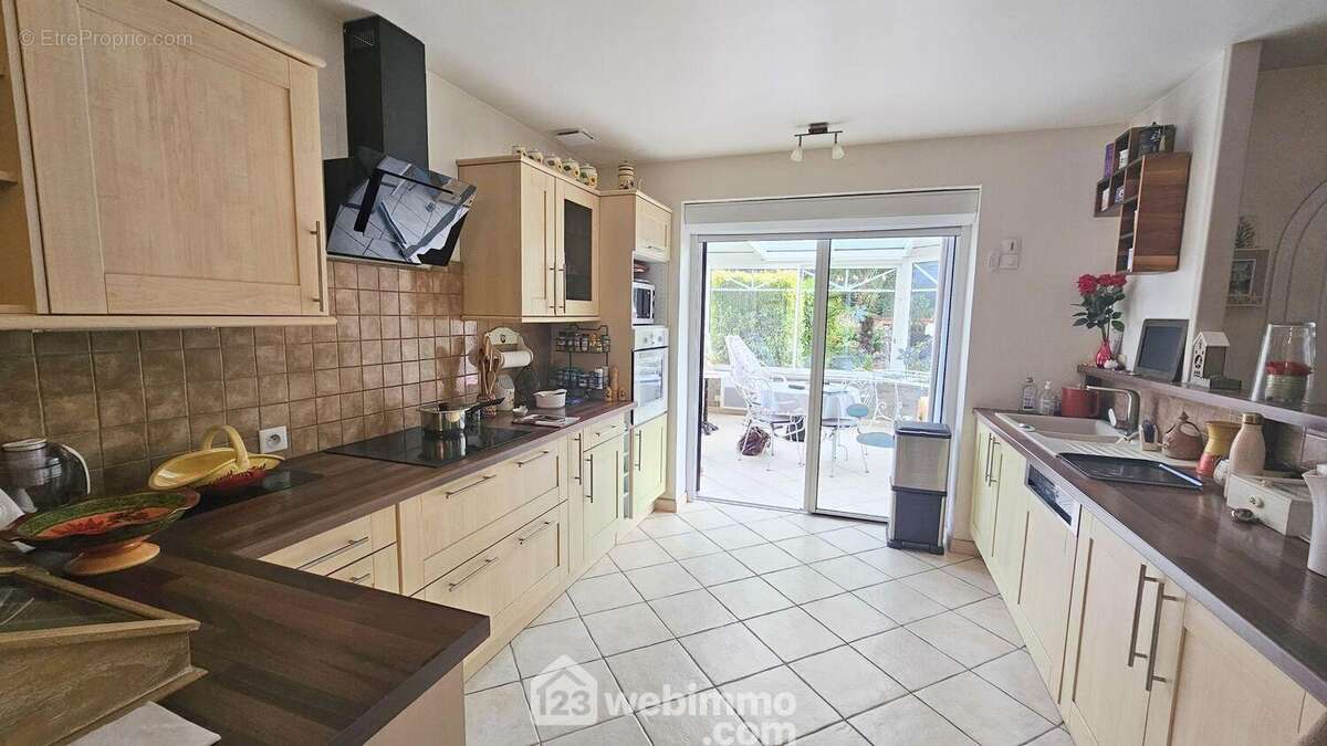 Une superbe cuisine très fonctionnelle de 11 m² toute équipée - Maison à SAINT-FARGEAU-PONTHIERRY