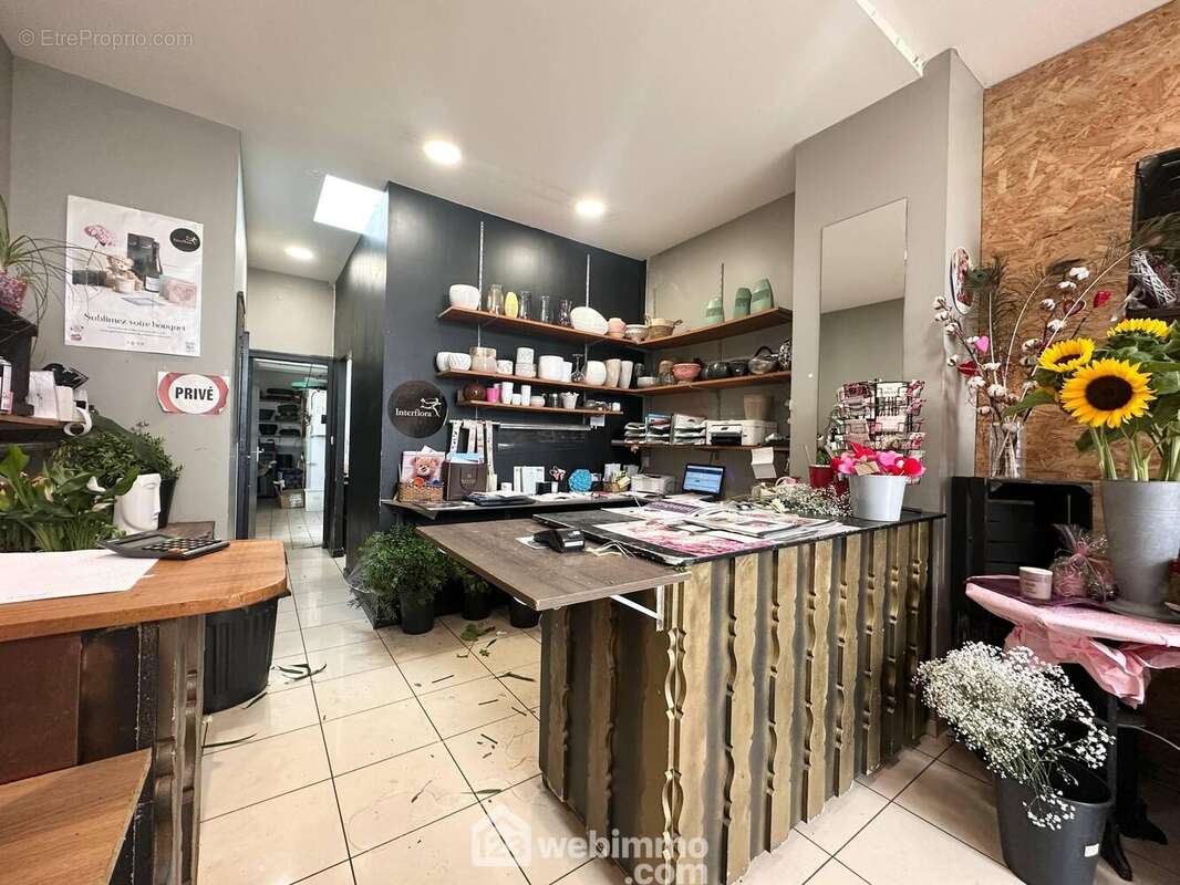 Un poste de caisse avec vue sur l'ensemble de la boutique