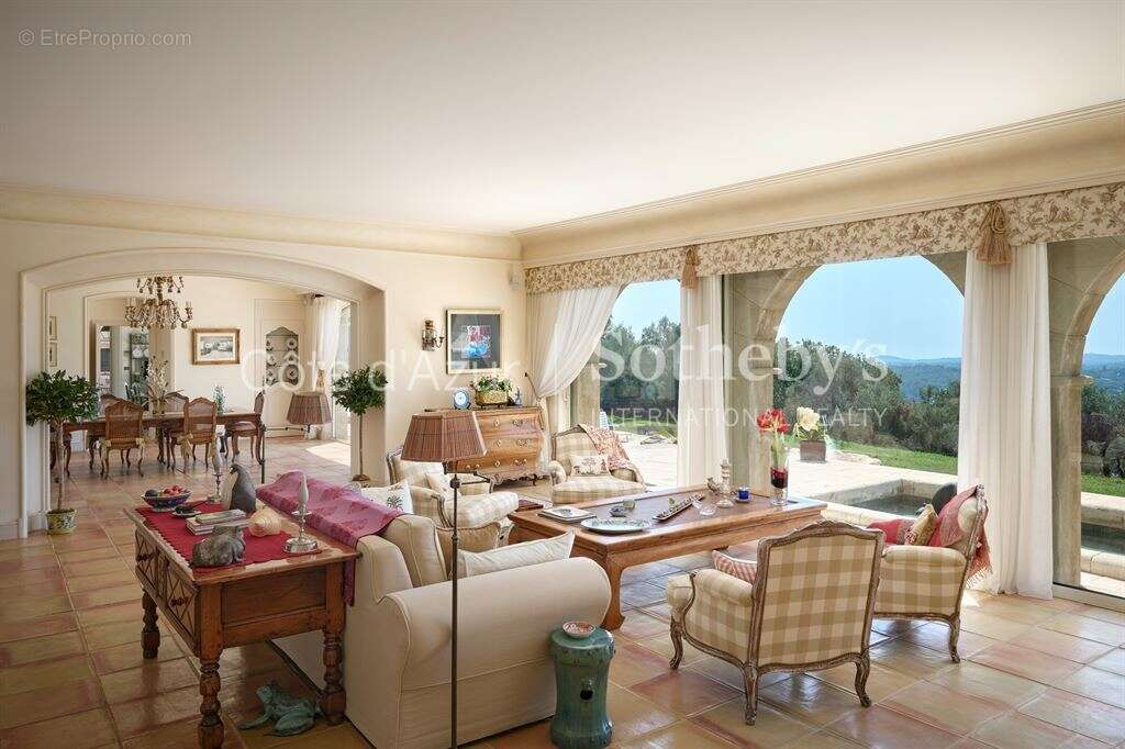Maison à CHATEAUNEUF-GRASSE