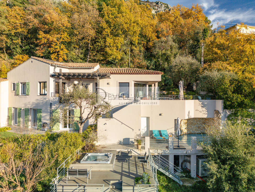 Maison à CASTAGNIERS