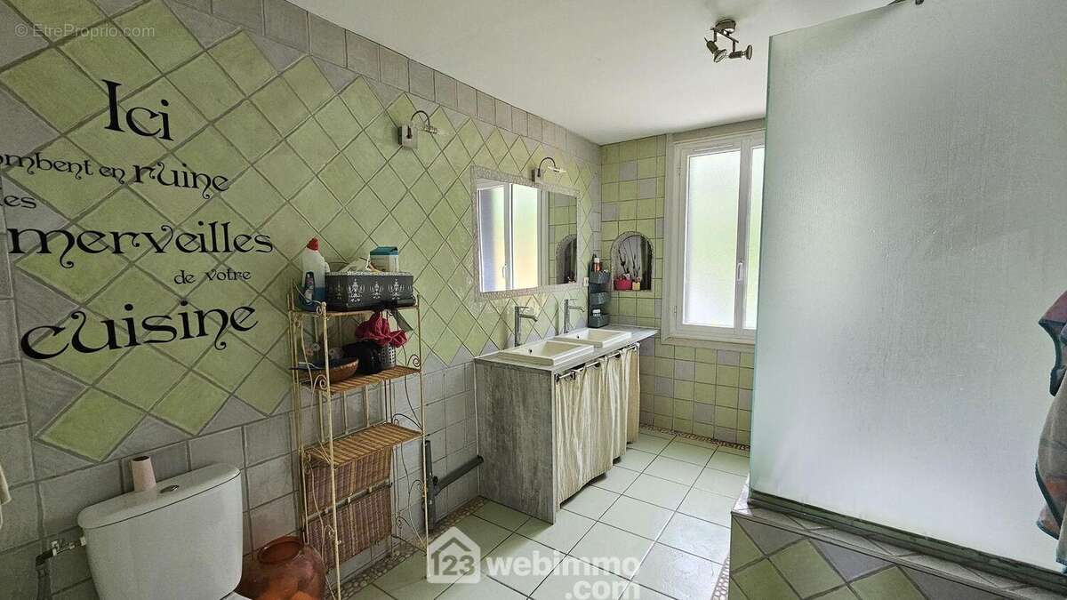Au RDC, une salle de bain/WC de 9 m².