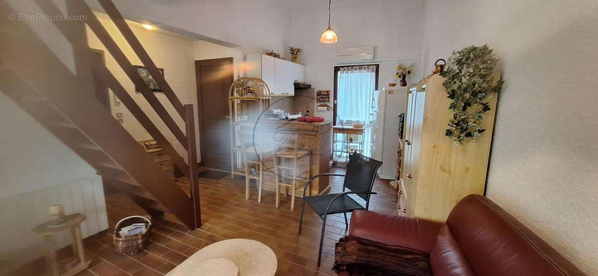 Maison à SAINT-SAUVEUR-DE-CRUZIERES