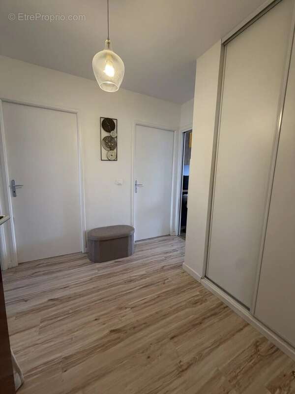 Appartement à LE MESNIL-SAINT-DENIS