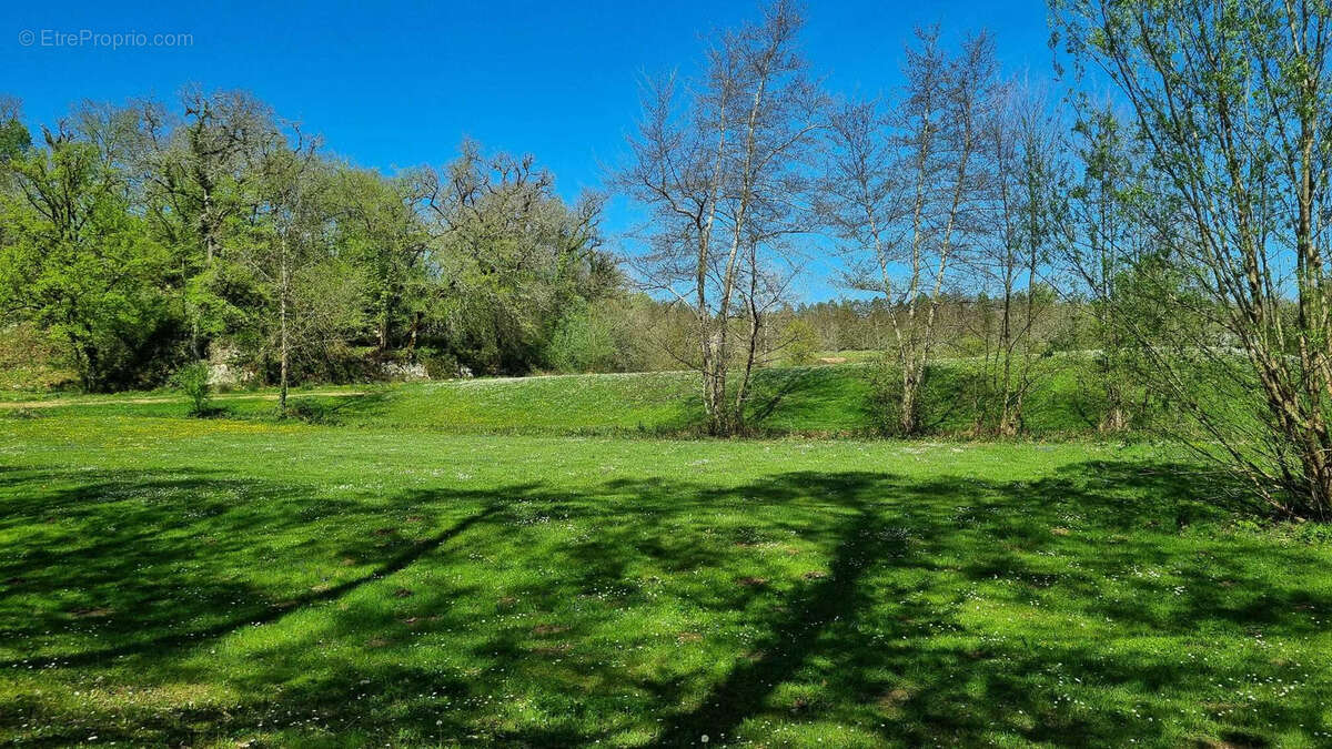 Très beau château datant du XVI ème entièrement rénové au milieu de 50 hectares et ses trois lacs situé dans l - photo 76