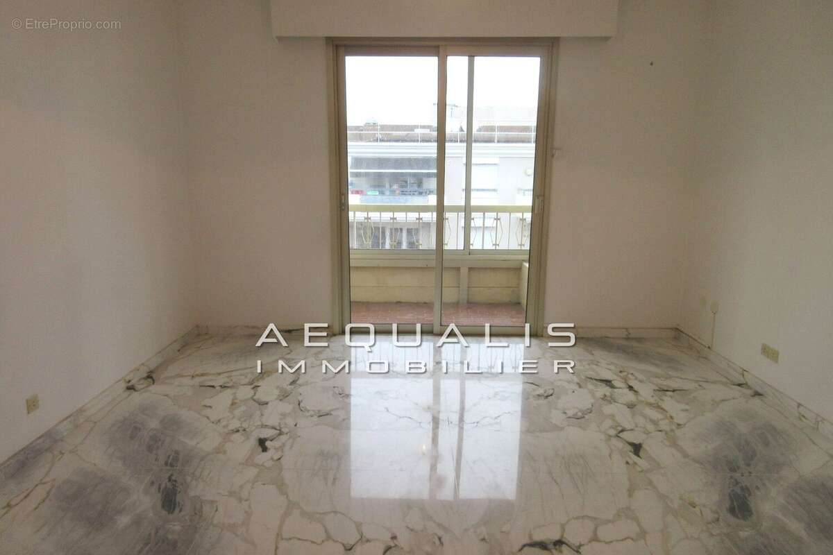 Appartement à SAINT-LAURENT-DU-VAR