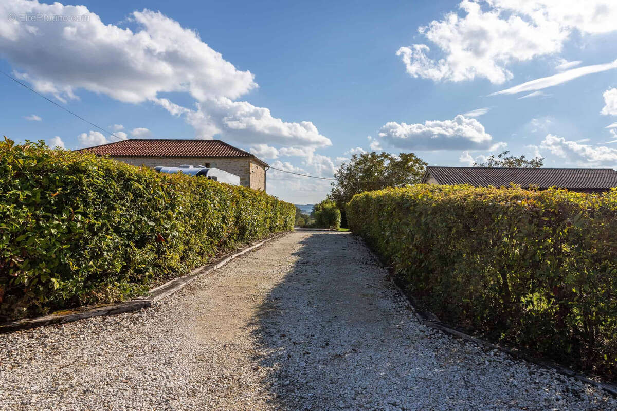 Country property with pool - photo 10
