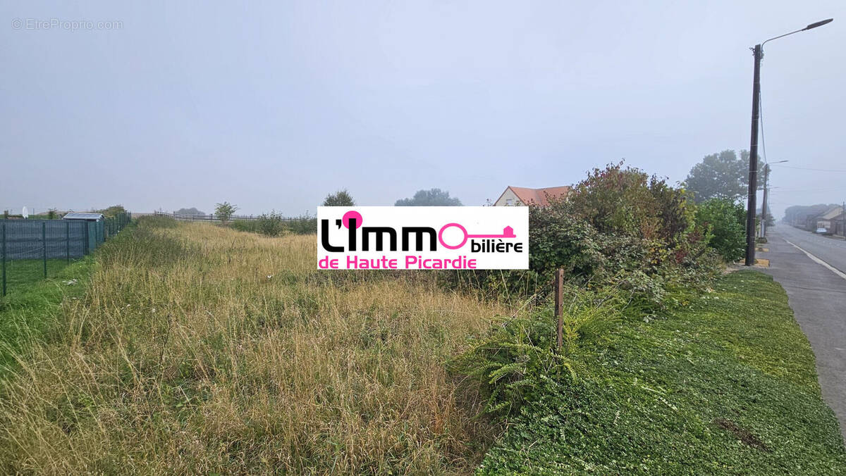 Terrain à ESTREES-DENIECOURT