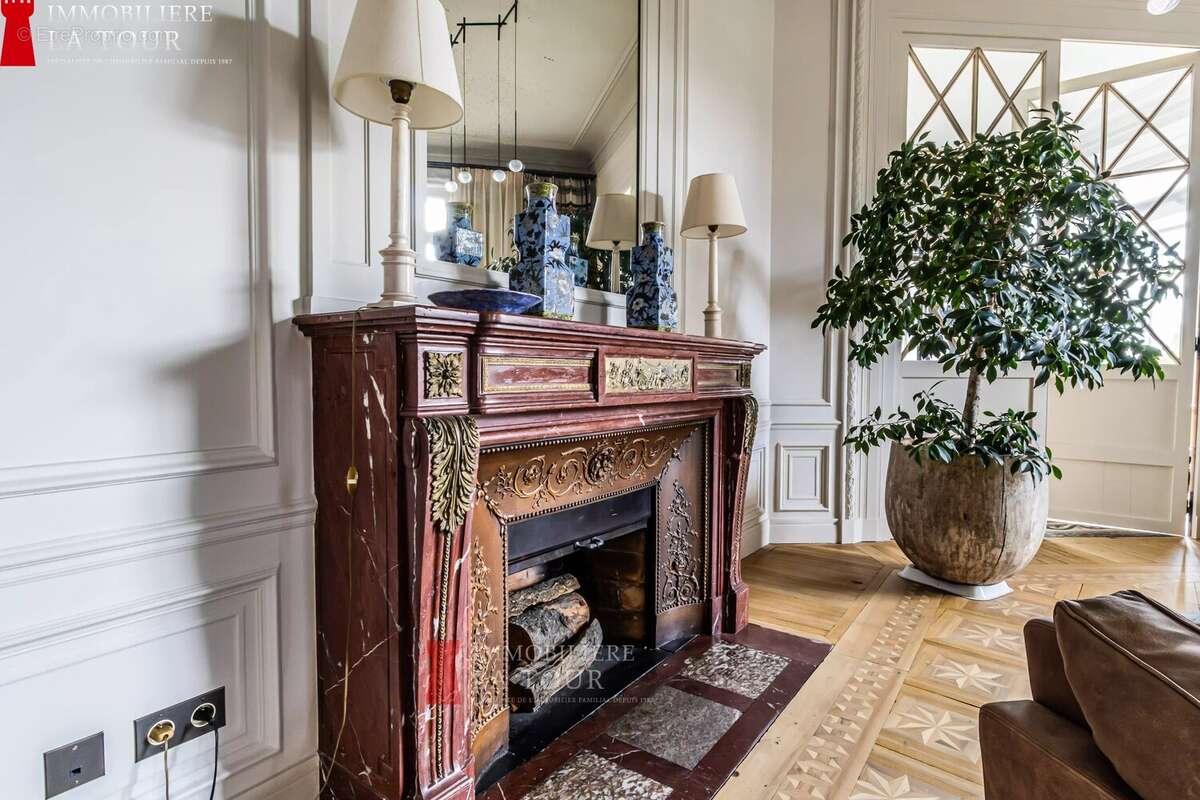 Appartement à PARIS-16E