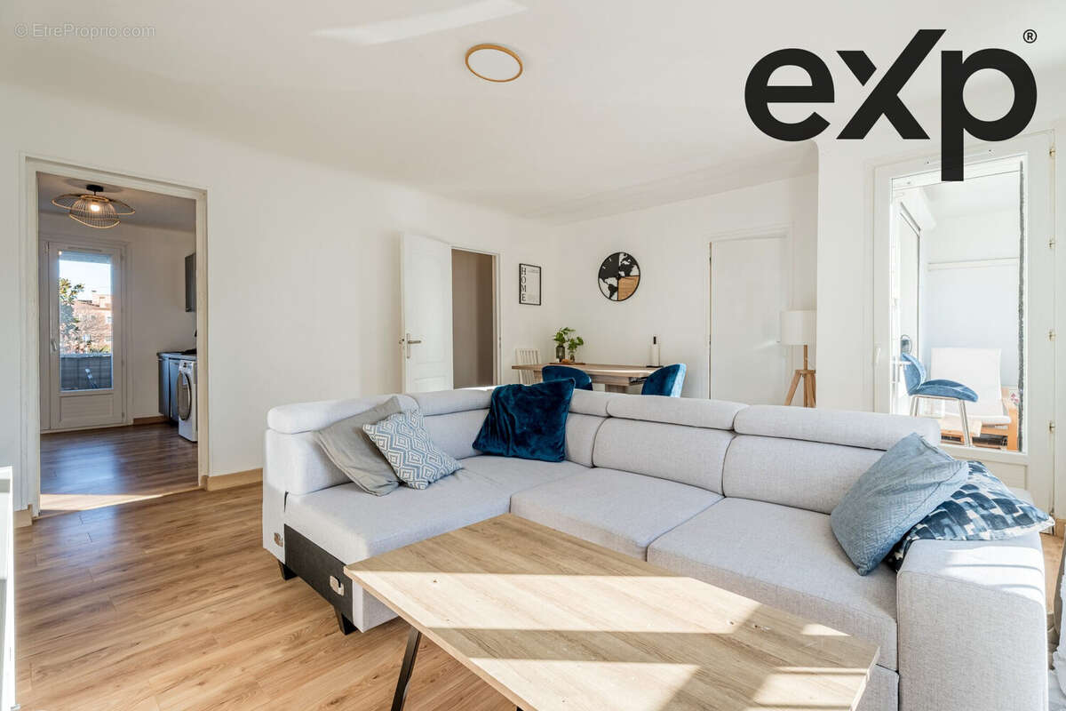 Séjour lumineux - Appartement à CHATEAUNEUF-LES-MARTIGUES