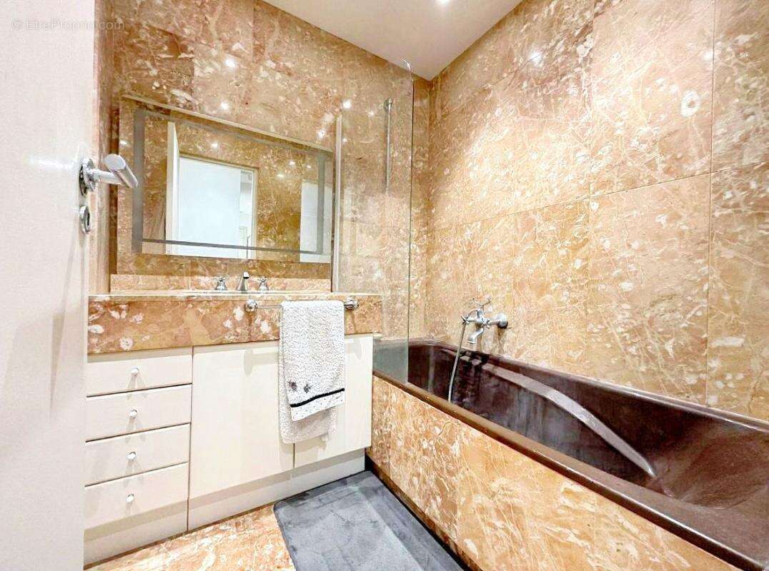 Appartement à VALLAURIS