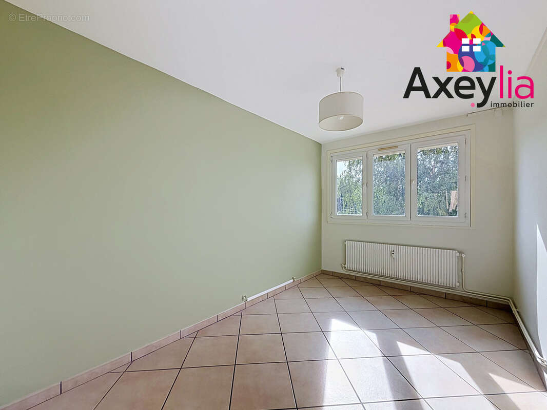 A vendre - roanne proche centre ville - appartement t3 avec balcon, cave et stationnements - photo 7