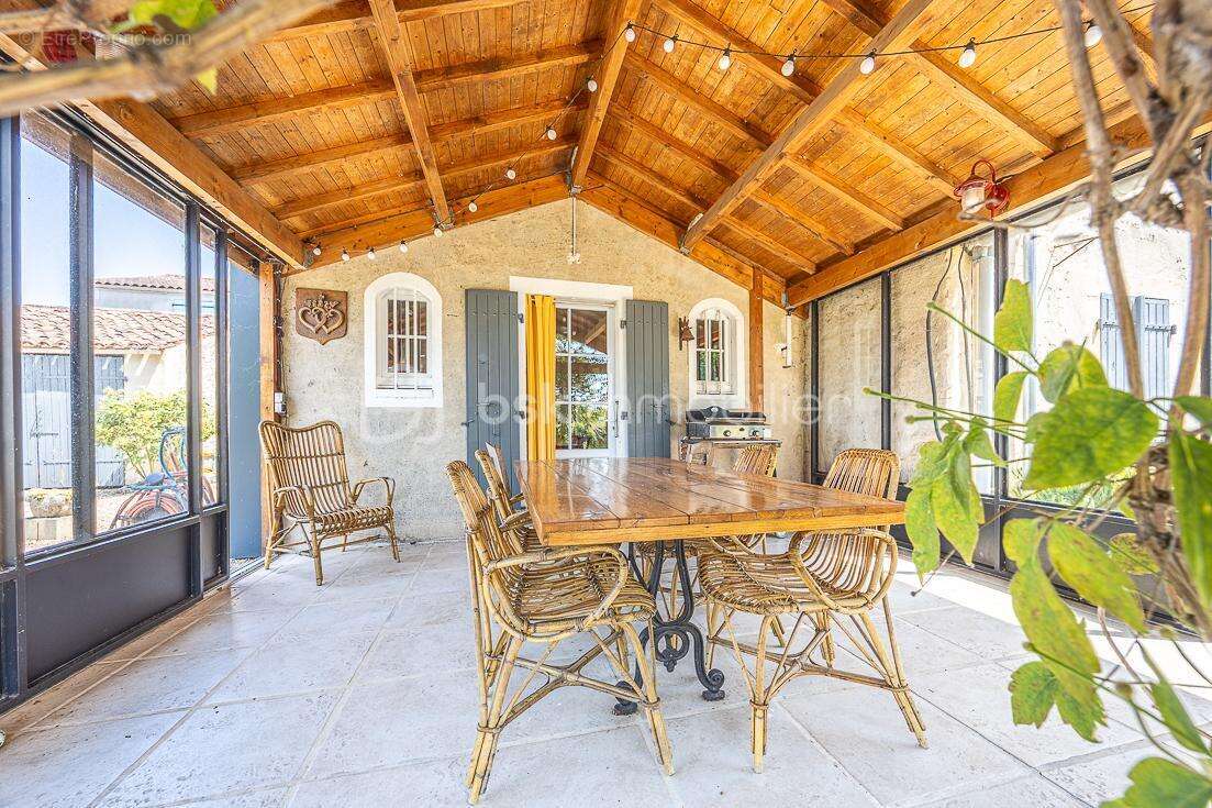 ***** Maison de caractère prête à vivre, rénovée énergétiquement, 2 chambres, joli jardin ***** - photo 2