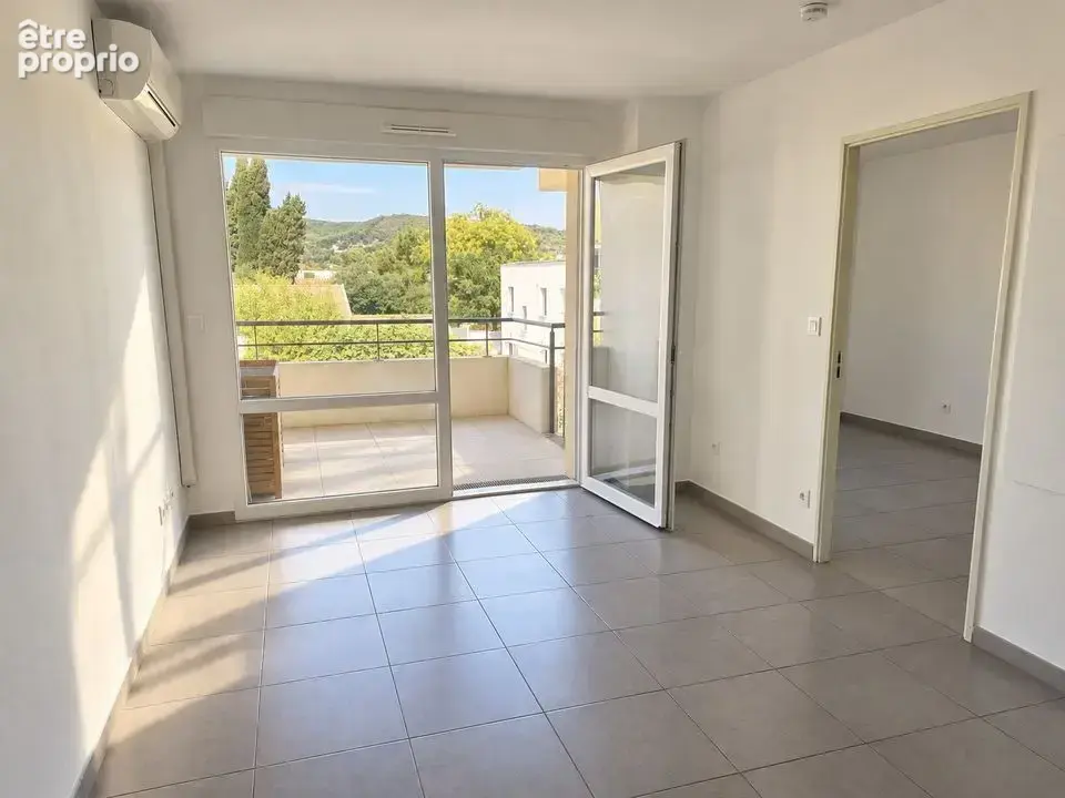 LA CIOTAT APPARTEMENT TYPE 2 de 38.68m² - TERRASSE - GARAGE - - Appartement à LA CIOTAT