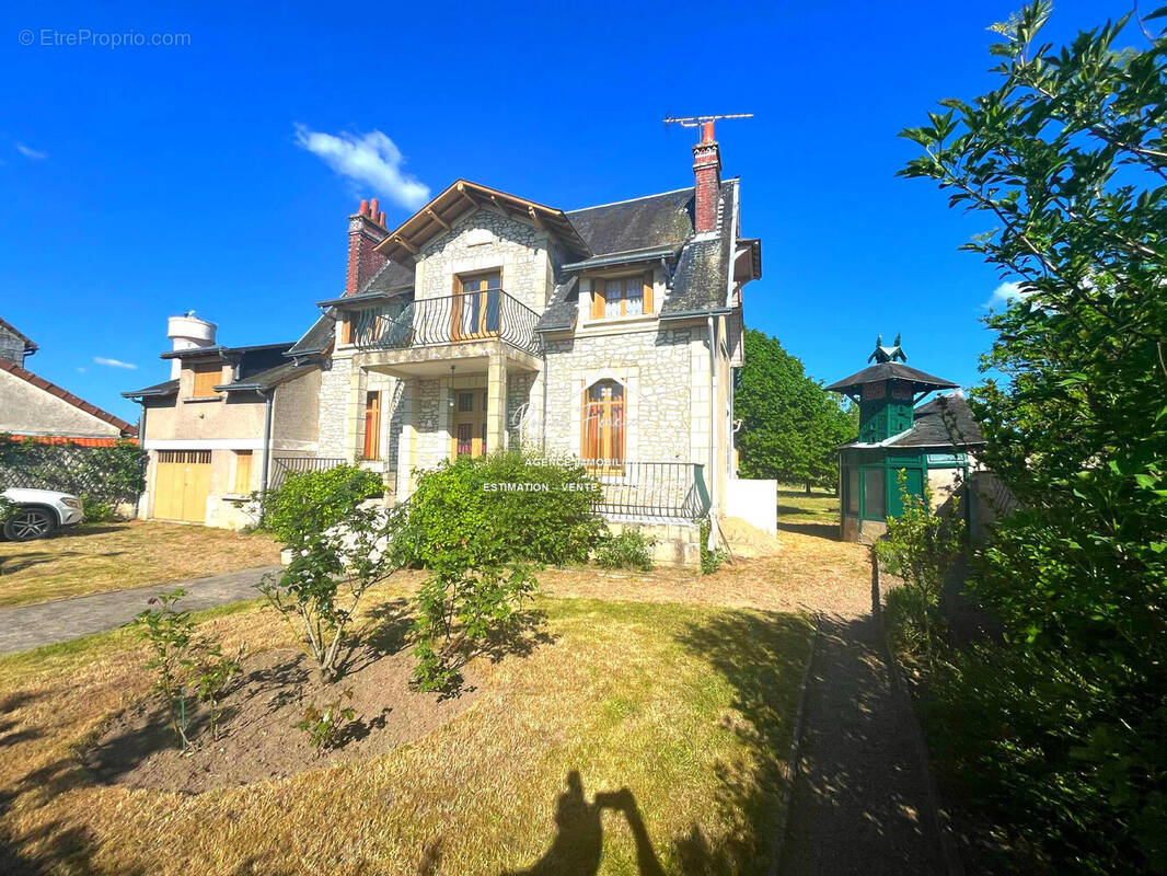 Propriété très atypique avec du charme - Maison à PORT-DE-PILES