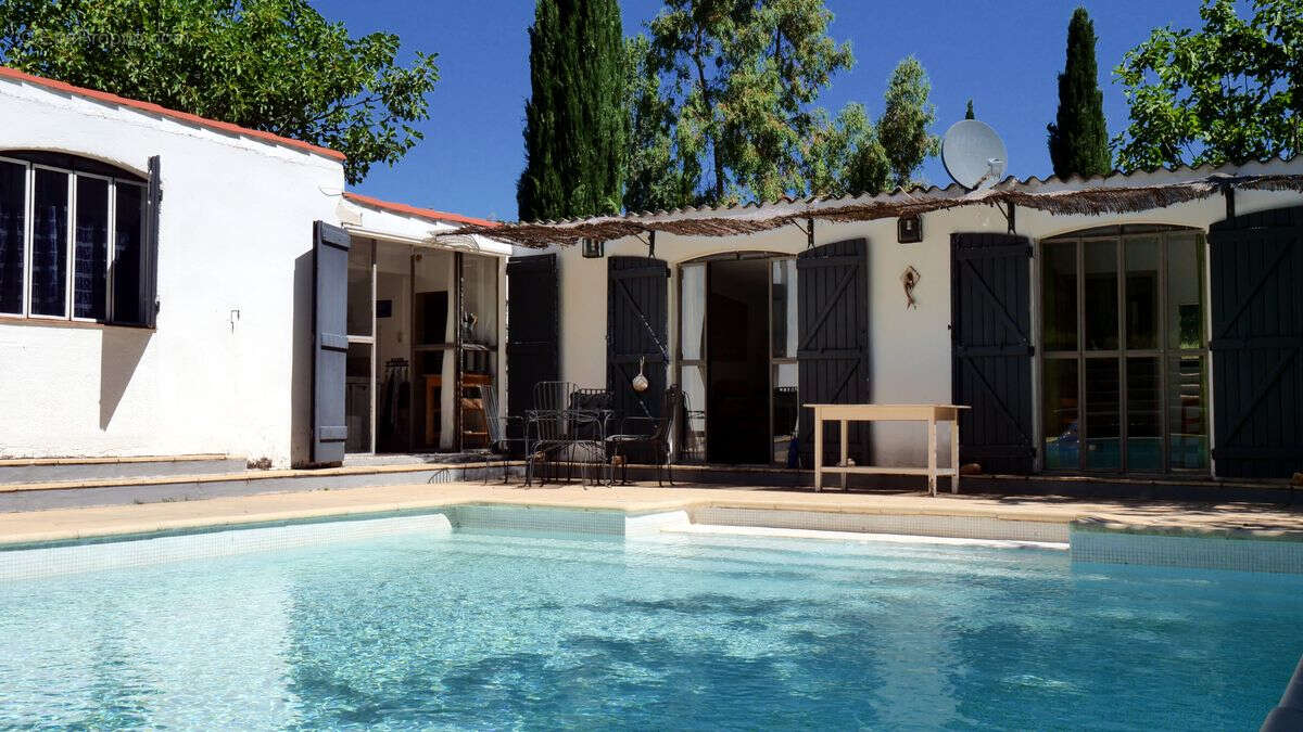 VILLECROZE,   propriété sur 4.2 hectares, bastide de charme, poolhouse, piscine, bassin, cabanon et oliveraie. - photo 14