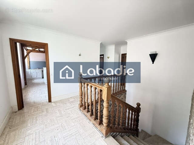 Maison en pierre proche du centre ville avec grand espace de stockage. - photo 7