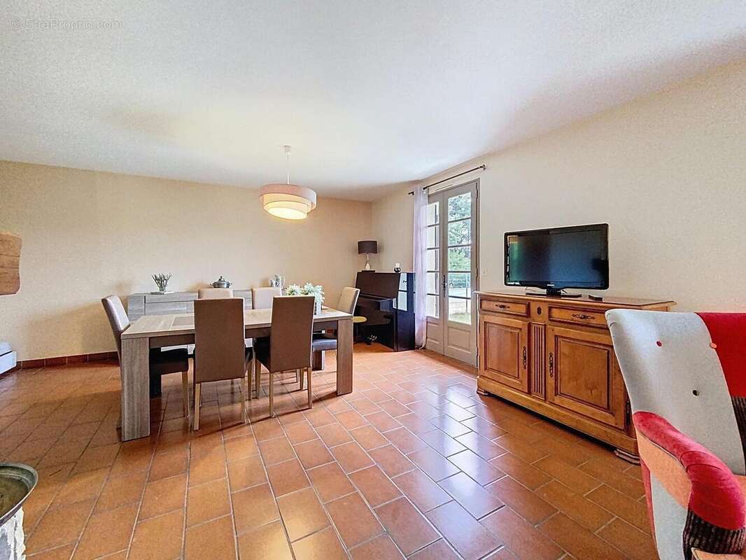 Villa de 5 chambres a vendre sur terrain clos de 1534 m2 avec piscine - photo 3