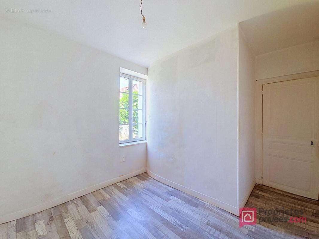 Appartement en rez-de-chaussée avec cour et 2 stationnements - photo 9