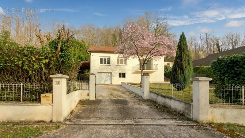 Maison à CREYSSE