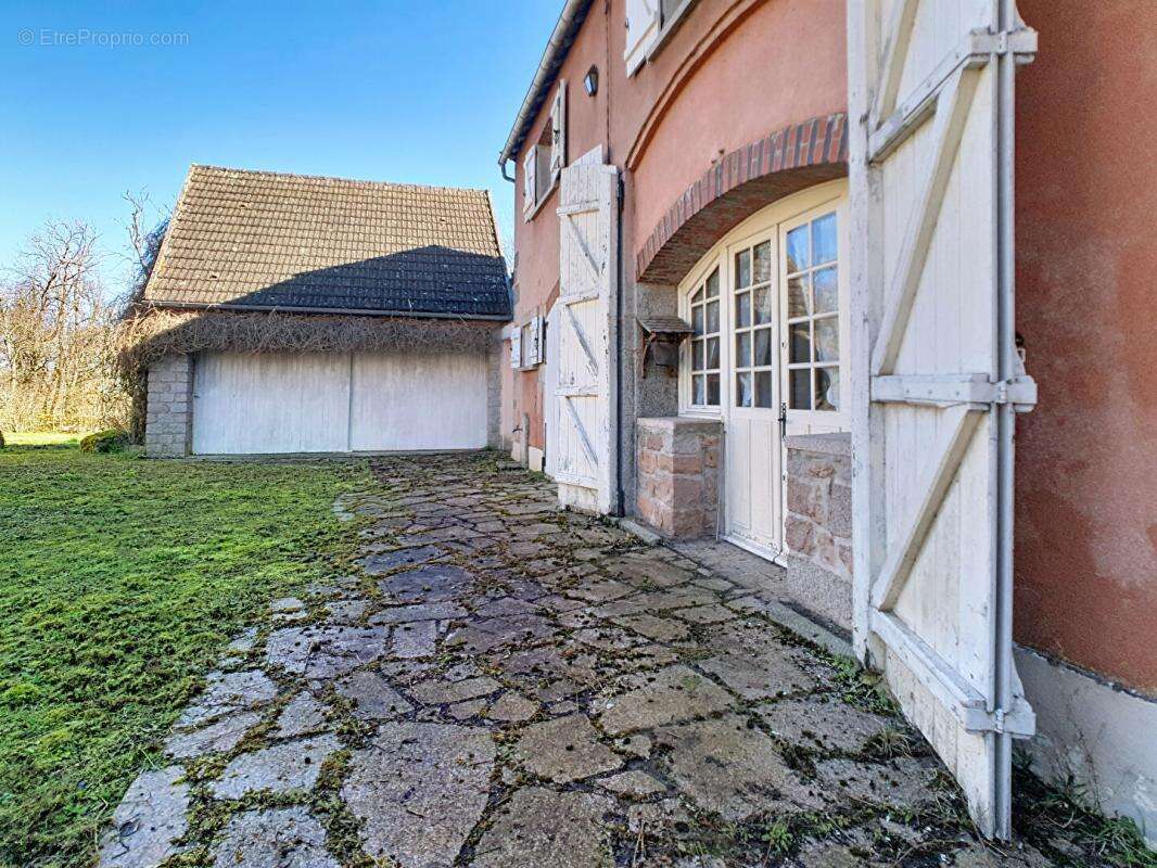 Maison à LA ROCHE-EN-BRENIL