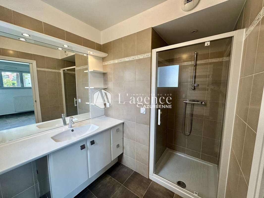 Appartement à SAINT-LAURENT-DU-VAR