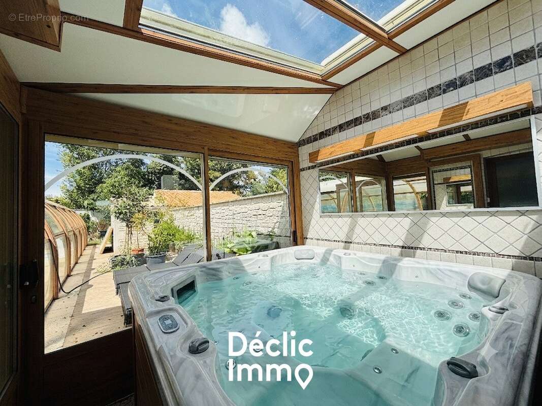 La Jarrie - Maison avec jardin, piscine, dépendances et spa - photo 17