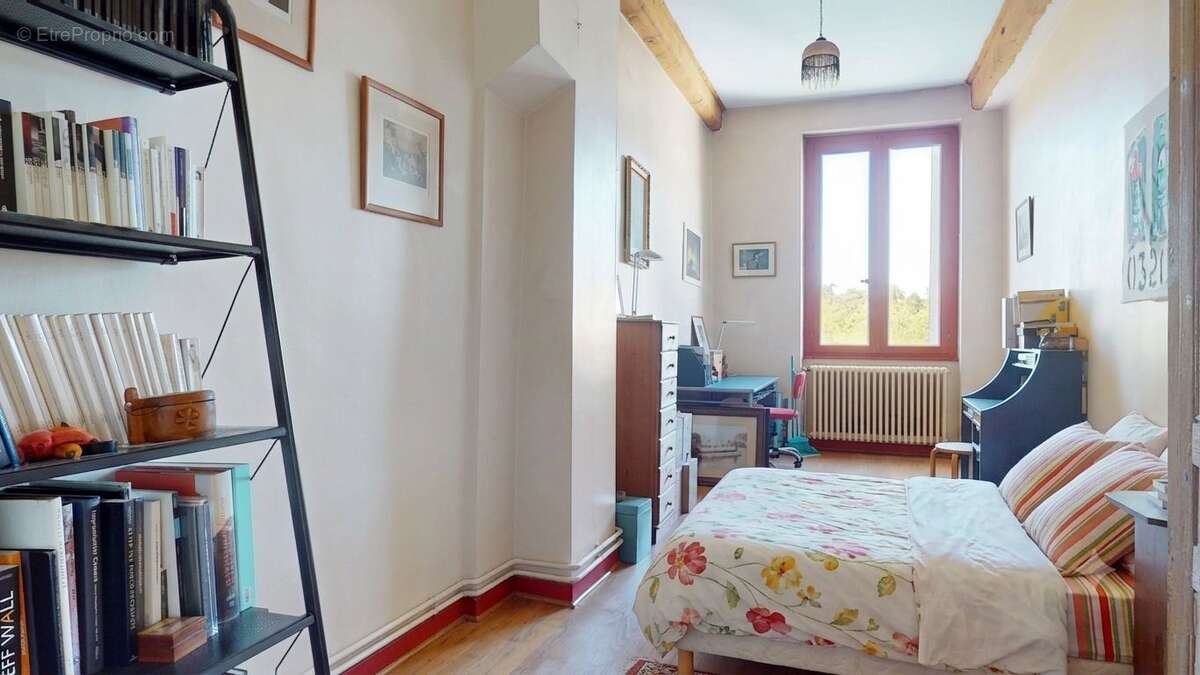 Appartement type Canut de 93m2 en étage élevé au centre de Saint Just - photo 4