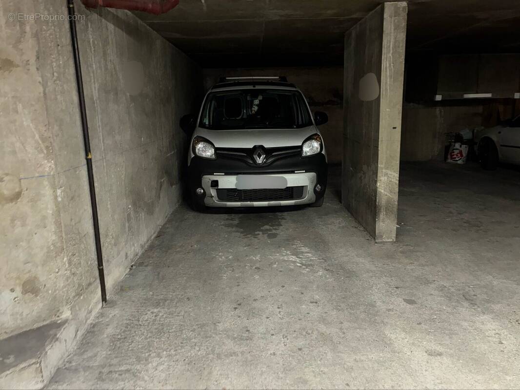 Parking à PARIS-11E
