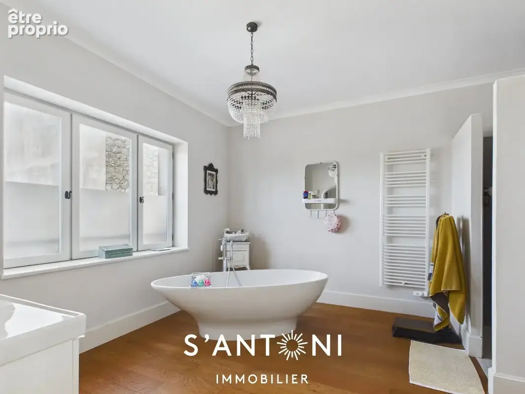 Abeilhan  maison de maître en pierres  plus de 200 m²  piscine  garage de 160 m² - photo 13